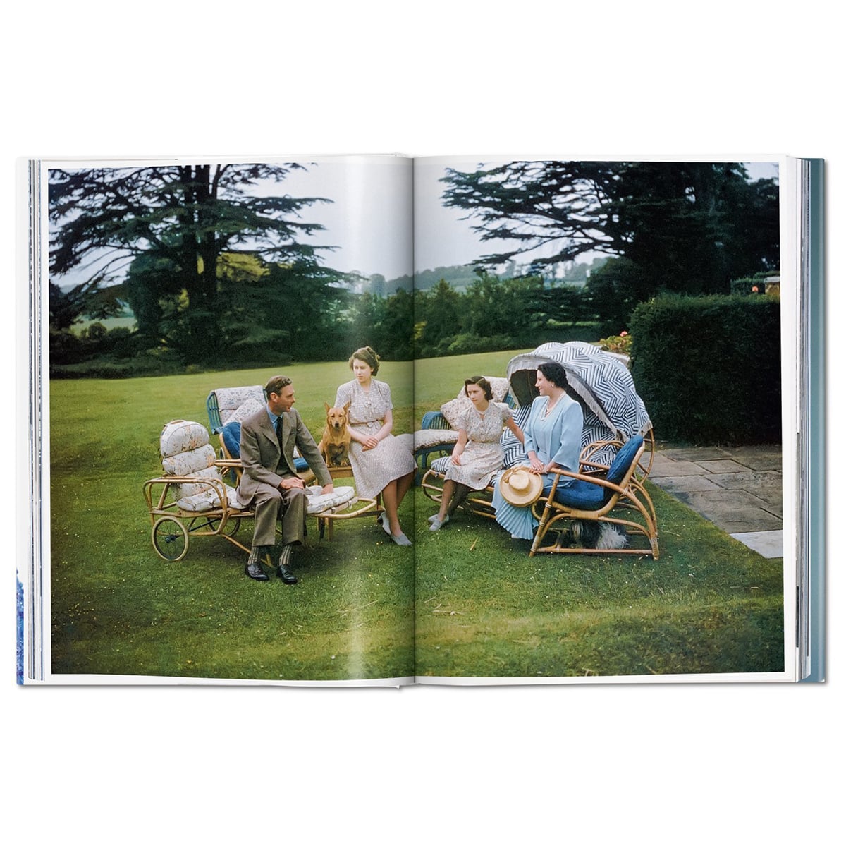 her-majesty-a-photographic-history-1926–today-taschen-books-fitcasually-8700001896-1200px-0644